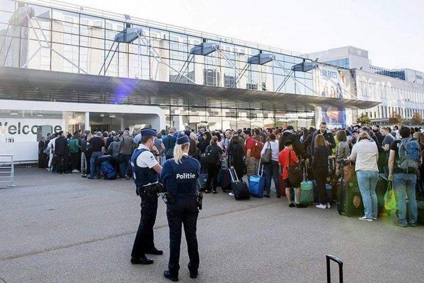 Brüssel hava limanında sərnişinlər bomba təhlükəsi səbəbindən təxliyə edilib