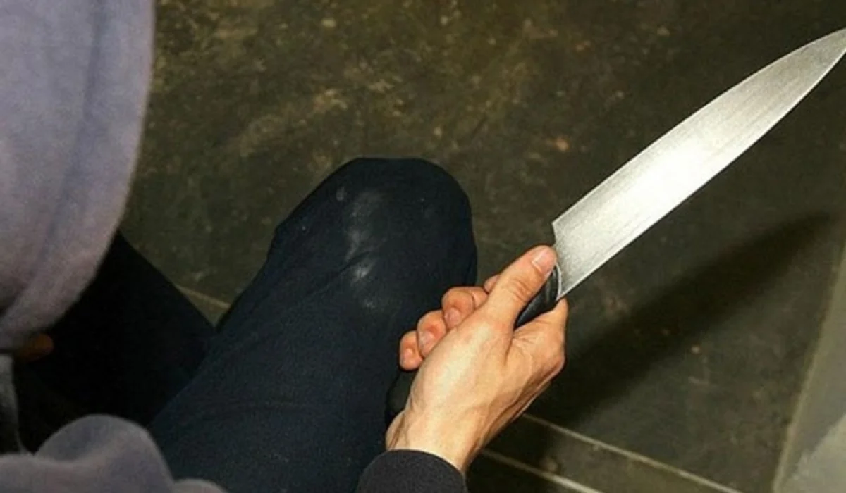 Goranboyda gənc oğlan qollarını kəsərək özünə xəsarət yetirib