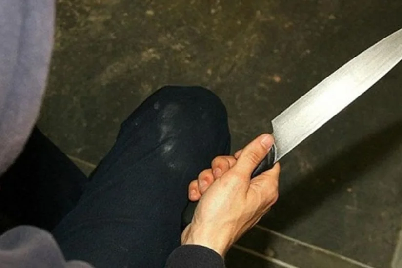 Goranboyda gənc oğlan qollarını kəsərək özünə xəsarət yetirib