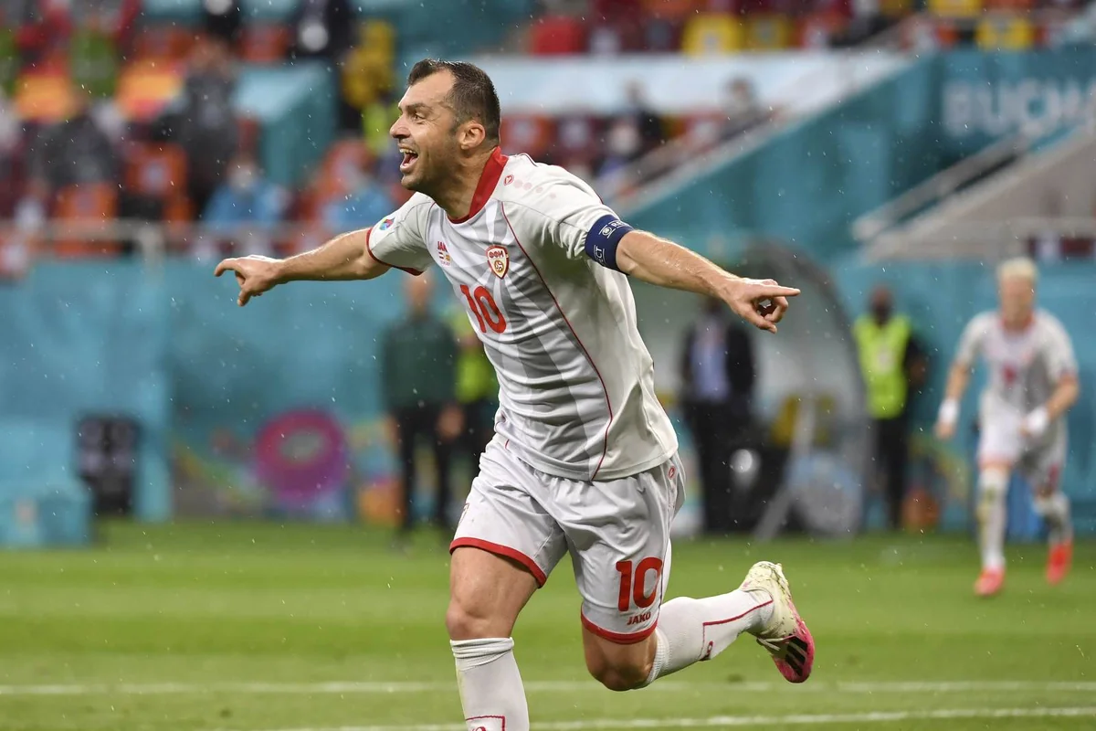 Tanınmış futbolçu karyerasını başa vurub