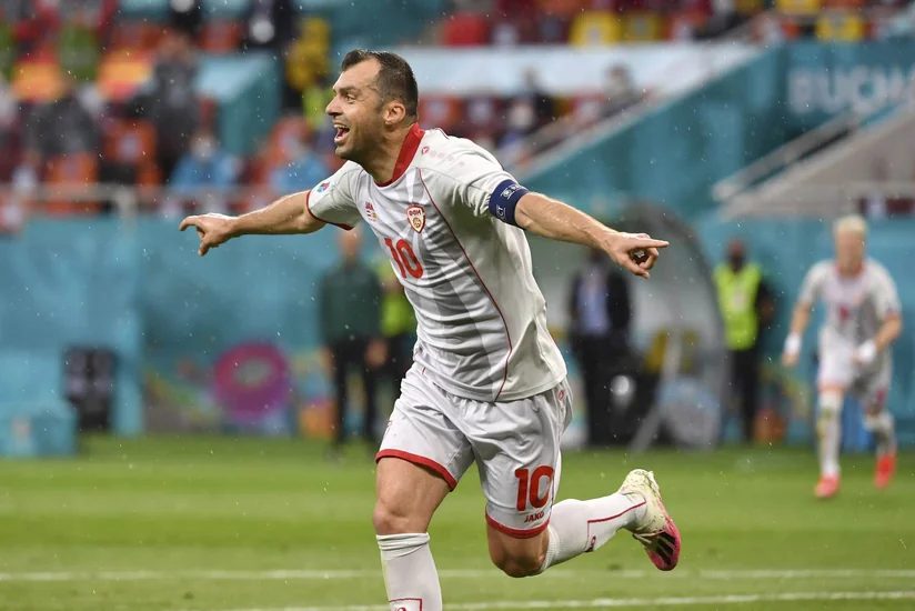 Tanınmış futbolçu karyerasını başa vurub