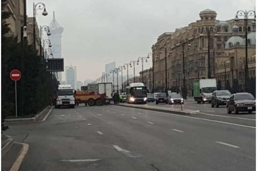 В Баку открылась дорога, перекрытая до этого грузовиками
