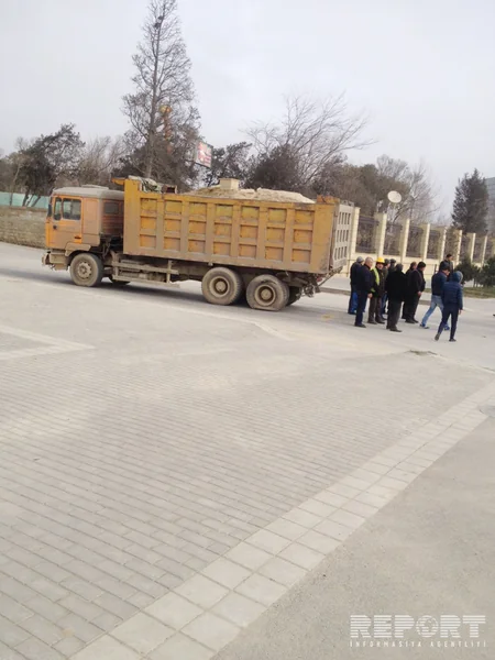 ​Bakıda Passat minik və yük avtomobilinə çırpılıb, yaralanan var - FOTO