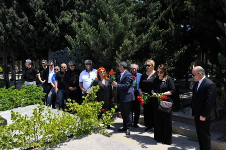 Teatr kollektivi Siyavuş Aslanın və oğlunun məzarlarını ziyarət edib 