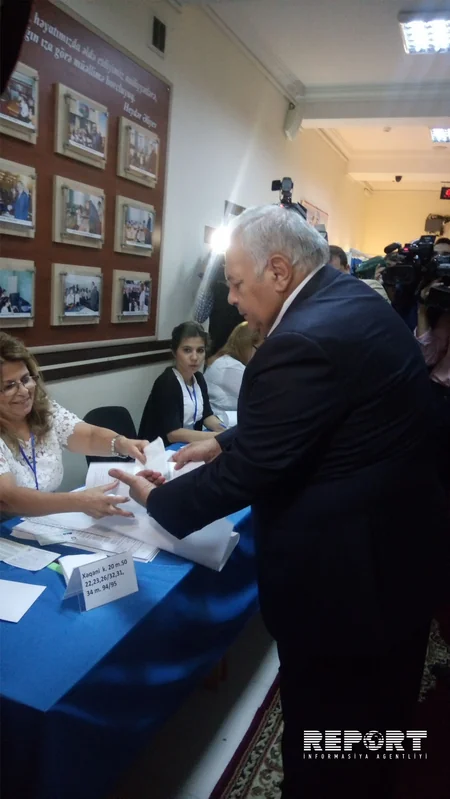 Oqtay Əsədov referendumda səsvermə hüququndan istifadə edib