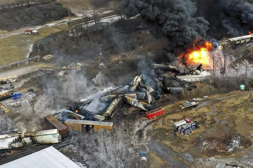 В США сошел с рельсов и загорелся поезд с бензином и пропаном