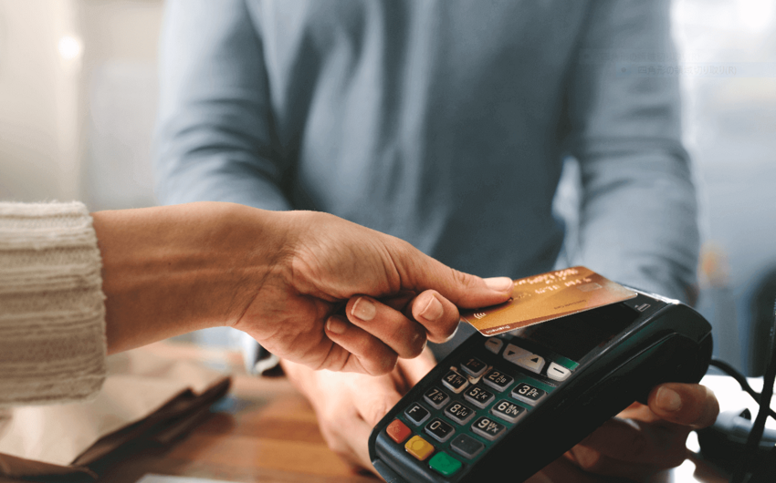 Foreigners’ operations via bank cards in Azerbaijan drop threefold