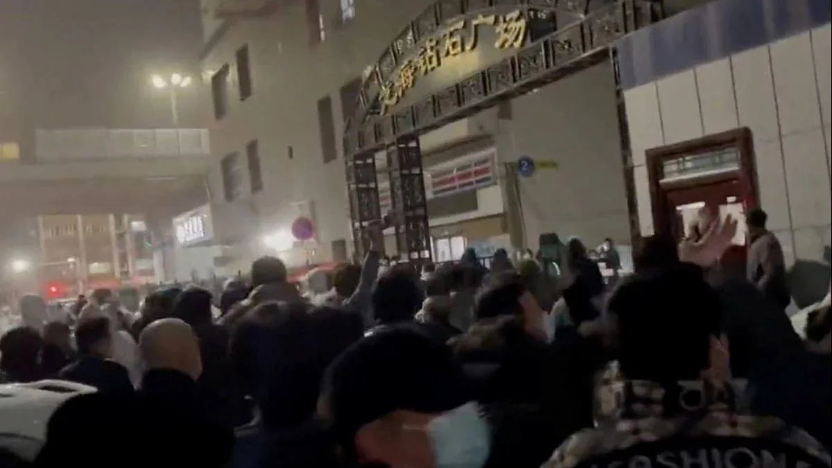 В ряде городов Китая прошли акции против ограничительных мер от COVID-19