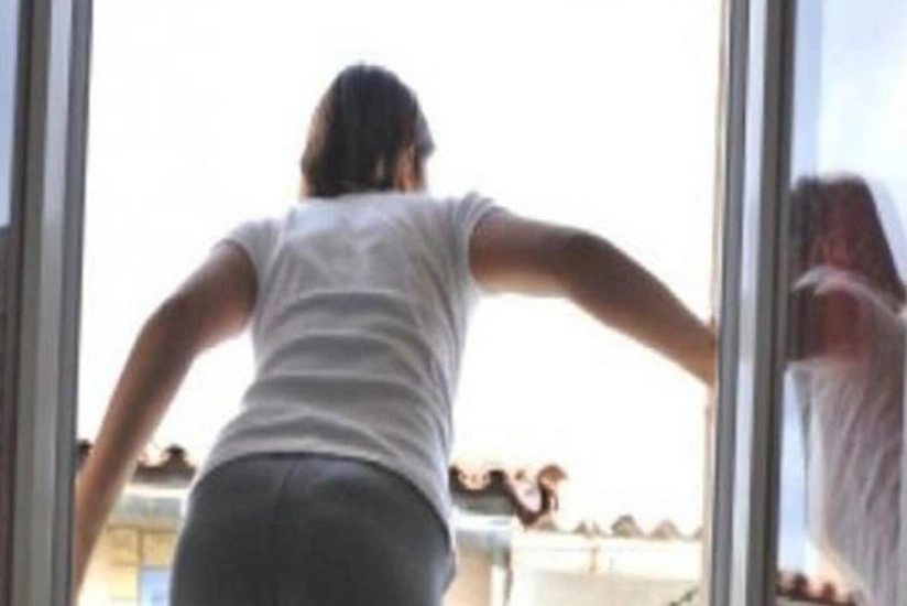 Bakıda gənc qız özünü binanın 4-cü mərtəbəsindən yerə atıb