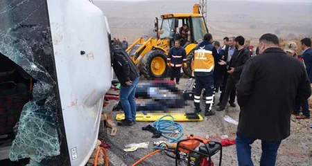 Türkiyədə avtobus aşıb, 7 nəfər ölüb, 15-i yaralanıb