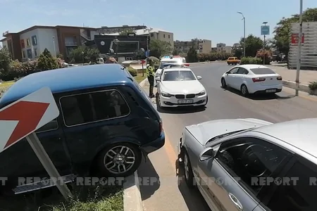 Bakıda qəza  - avtomobil 50 min manatlıq bitkiyə ziyan vurdu - VİDEO