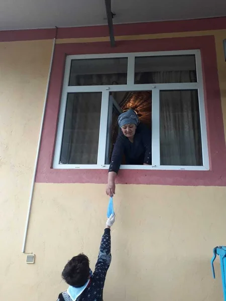 Kənd müəllimləri evdə maska tikərək pulsuz paylayır