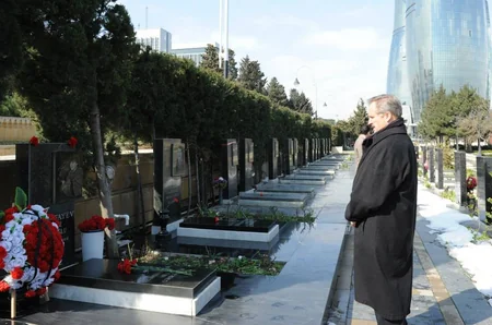 ​ABŞ-ın Azərbaycandakı səfiri Şəhidlər Xiyabanını ziyarət edib - FOTO