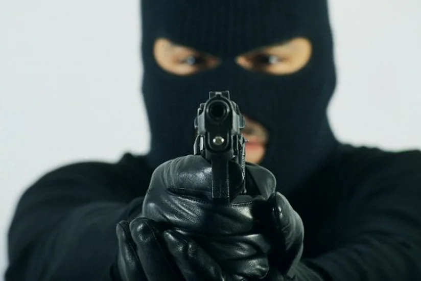 Bakıda qadından hədə-qorxu yolu ilə pul və qızıl-zinət əşyaları alan şəxs saxlanılıb