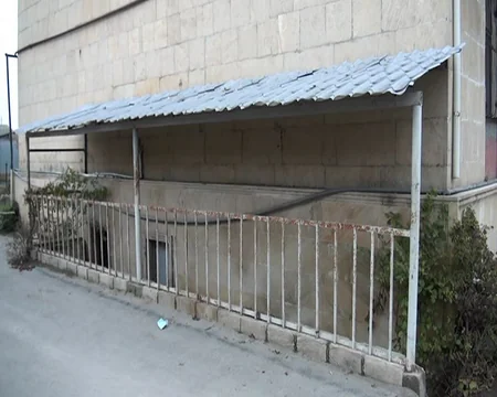Kürdəmirdə yaşayış binasına qrunt suları dolub, antisanitar vəziyyət yaranıb