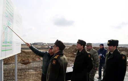 ​Zakir Həsənov hərbi şəhərciklərdə gedən tikinti işlərini yoxlayıb