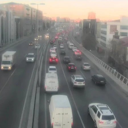 Bakının bir sıra yollarında nəqliyyatın sıxlığı müşahidə edilir