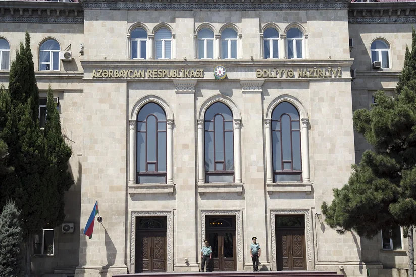 Azərbaycanda məhkumları şərti olaraq vaxtından əvvəl azad etmə institutu tətbiq olunur