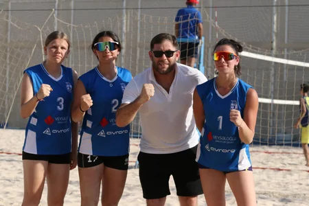 Çimərlik voleybolu üzrə ölkə çempionatında yarımfinal və bürünc medal uğrunda oyunlar keçirilib