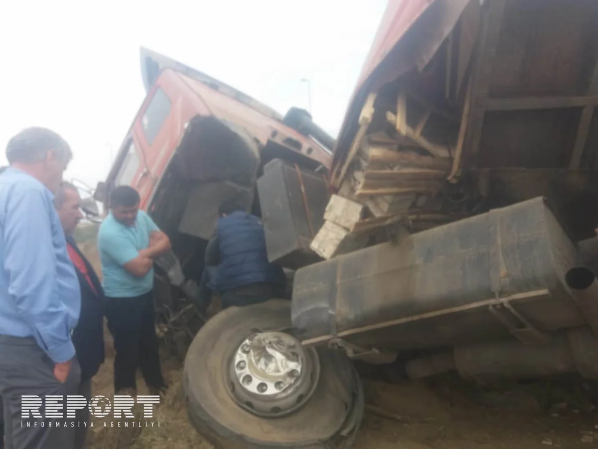 Bakı-Ələt yolunda mərmər yüklü nəqliyyat vasitəsi aşıb - FOTO