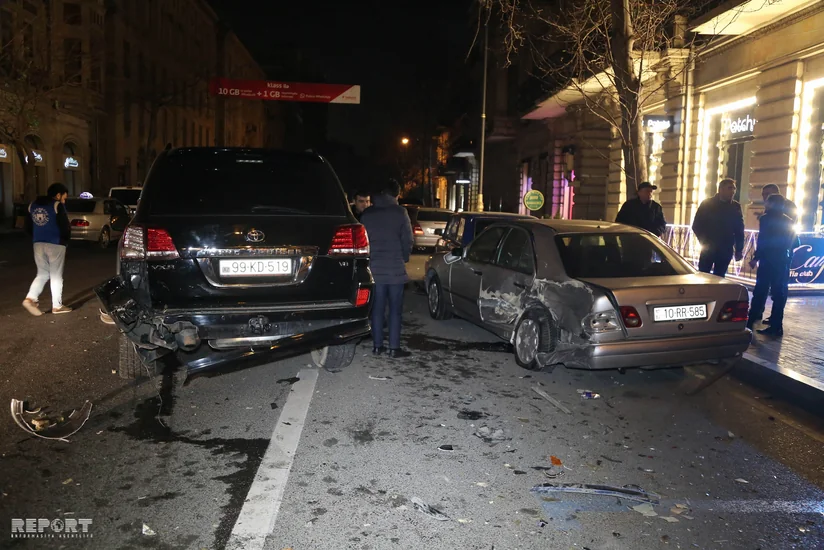 В центре Баку пьяный водитель устроил аварию, пассажир вылетел из окна - ФОТО