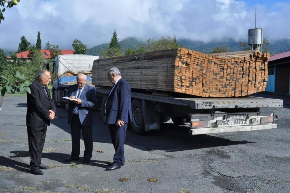 Zaqatalada təbii fəl­akətin ziyan vurduğu evlərin sahiblərinə tikinti materialı paylanılıb