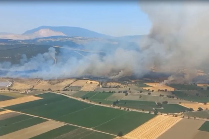 İzmirdə meşə yanır, 5 təyyarə, 7 helikopter cəlb olunub