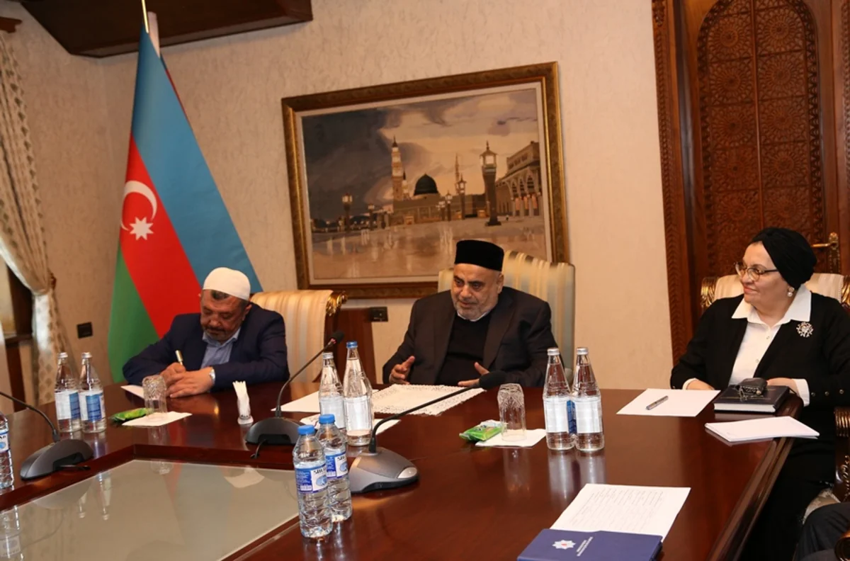 Allahşükür Paşazadə məscidlərə yeni təyin olunan din xadimləri ilə görüşüb