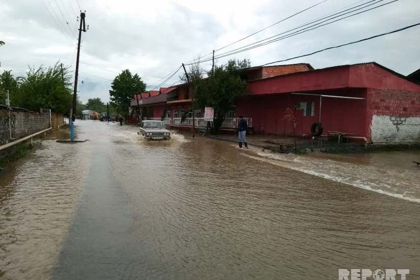 В Ширване в результате селевых потоков ряд улиц остались под водой