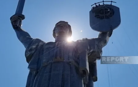Kyiv dismantling USSR coat of arms from Ukraine's highest monument - Photos