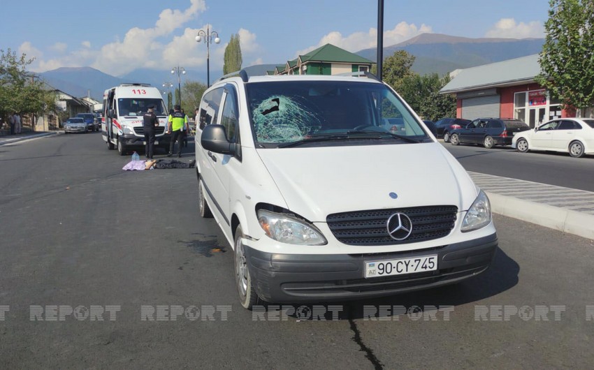 Şəkidə mikroavtobus piyadanı vuraraq öldürüb