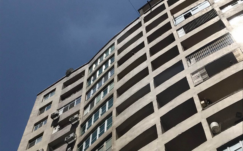 Bakıda gənc qadın özünü 8-ci mərtəbədən yerə atıb