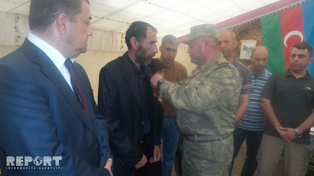 Медаль прапорщика ВС Азербайджана, павшего шехидом, вручена его семье - ФОТО