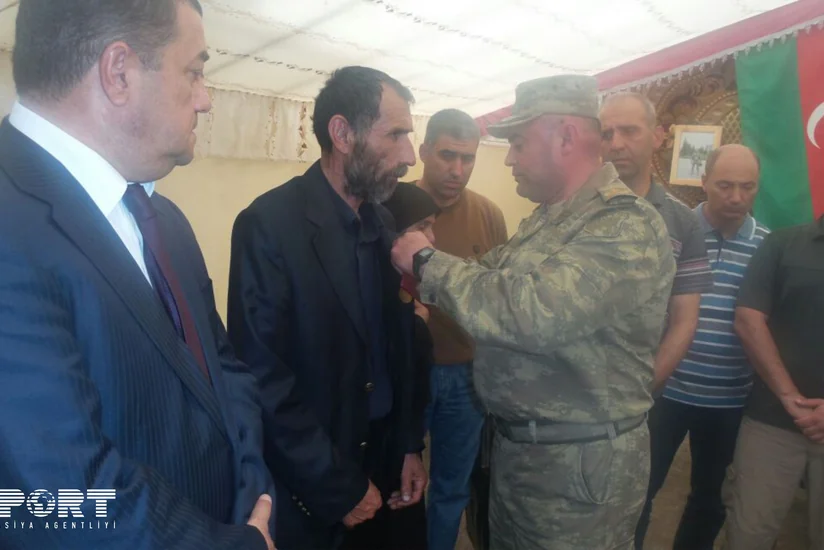 Медаль прапорщика ВС Азербайджана, павшего шехидом, вручена его семье - ФОТО