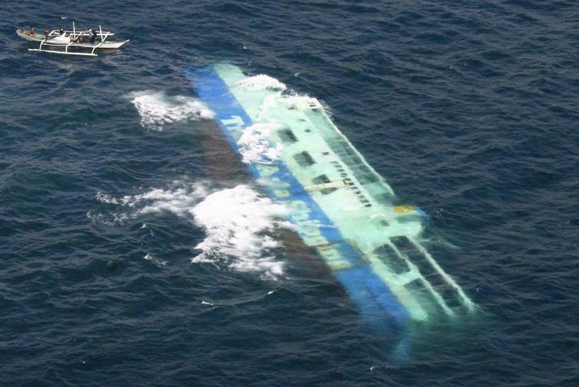 Çin sahillərində yük gəmisi batıb, itkin düşənlər var