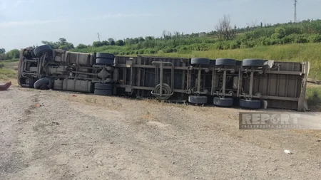 Kürdəmirdə yük maşını aşıb, sürücü xəsarət alıb