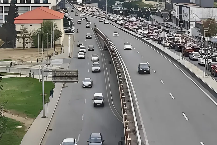 В Баку на ряде улиц и проспектов затруднено движение транспорта