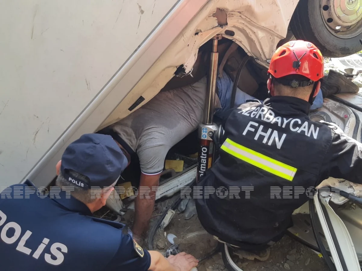 Zaqatalada yük avtomobili çay yatağına aşıb, xəsarət alan var