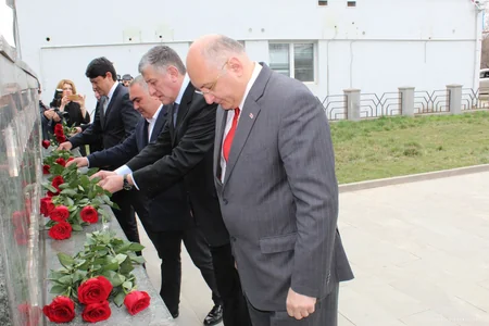 Fuad Muradov Gürcüstanda Azərbaycan icmasını narahat edən məsələlərlə tanış olub