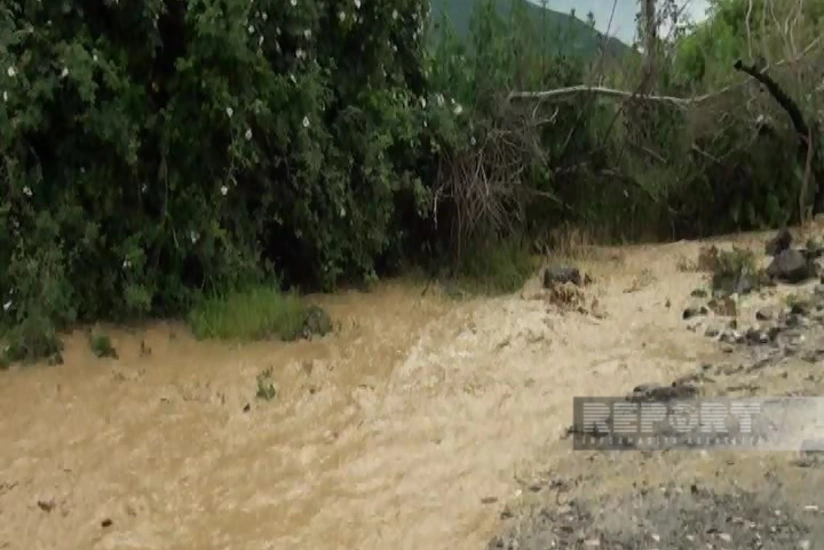В Гёранбое в результате схода селевых потоков затопило дворовые территории