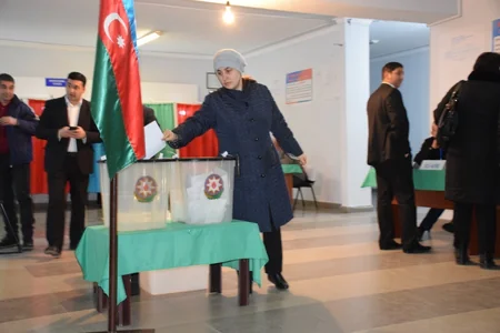 Azərbaycanın ən yaşlı seçicisi seçki məntəqəsinə gələrək səs verib - VİDEO - YENİLƏNİB