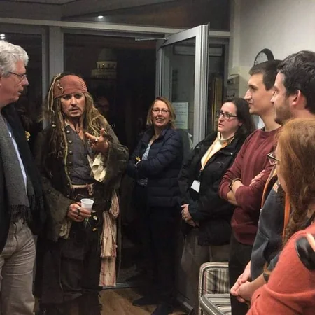 Джонни Депп в костюме Джека Воробья посетил пациентов онкоцентра в Париже - ФОТО