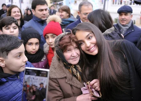 Leyla Əliyeva Səbail rayonunda abadlaşdırılan həyətin açılışında iştirak edib