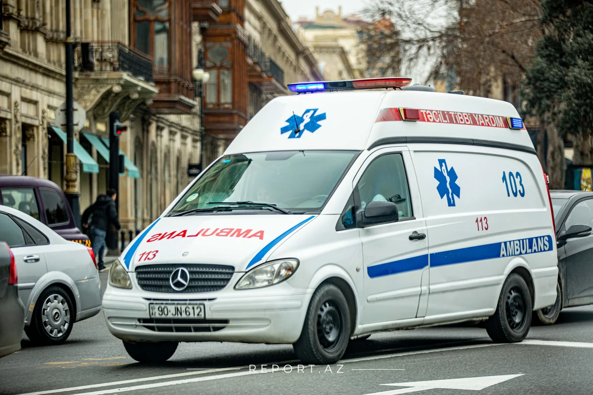 В Баку из-за сильного ветра пострадали два человека