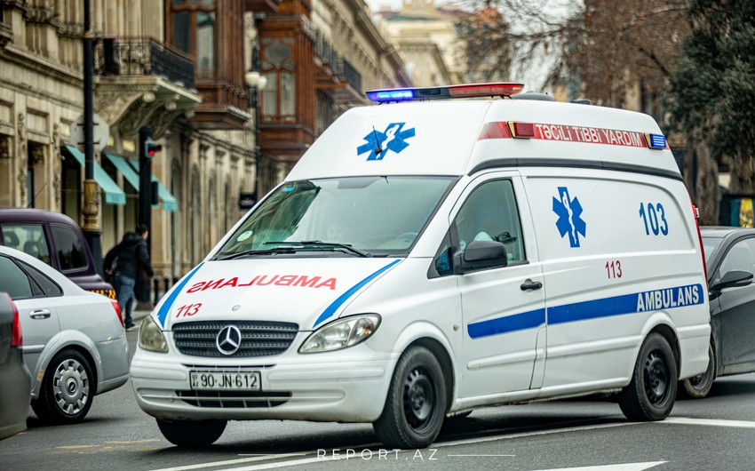 В Баку из-за сильного ветра пострадали два человека