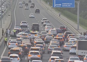 Buzovna-Mərdəkan yolunda avtomobilin piyadanı vurması tıxaca səbəb olub