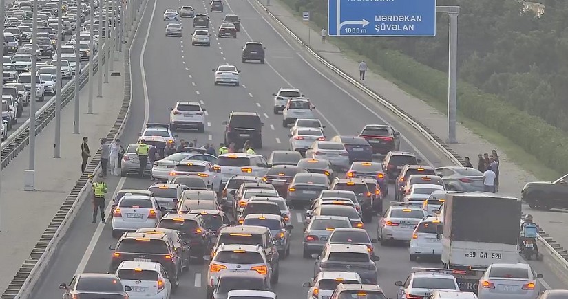 Buzovna-Mərdəkan yolunda avtomobilin piyadanı vurması tıxaca səbəb olub
