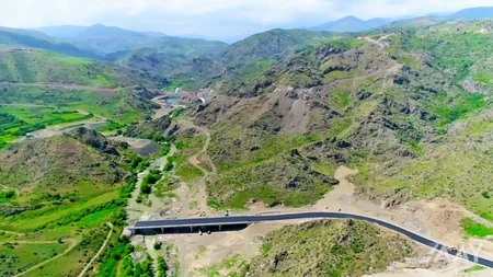 Laçın şəhərindən yan keçən yeni avtomobil yolunun asfaltlanmasına başlanılıb