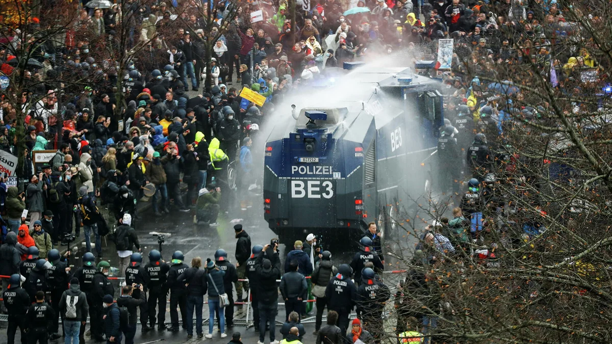 В Берлине полиция задержала 190 человек во время протестов