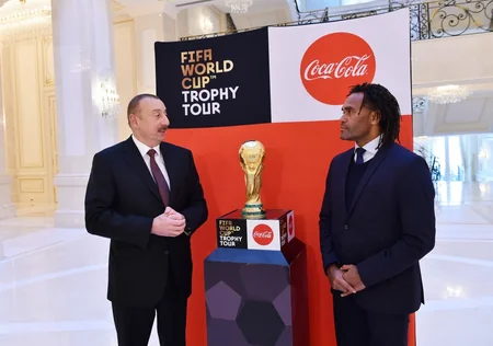 Futbol üzrə dünya çempionatının Kubokunun əsli Prezident İlham Əliyevə təqdim edilib - YENİLƏNİB